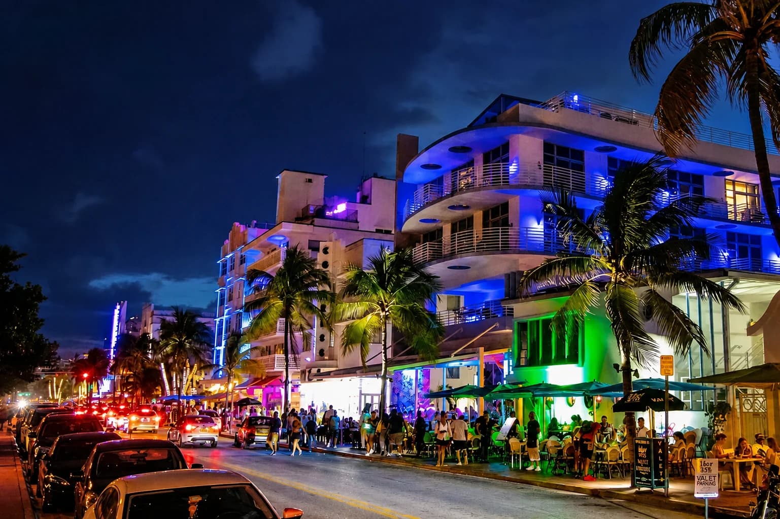 Ocean Drive de noche con sus edificios Art Déco