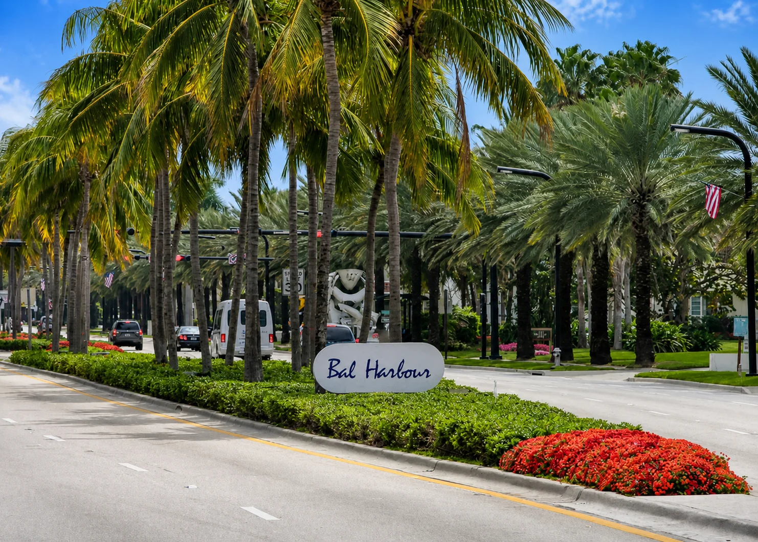 Entrada arbolada de Bal Harbour en Miami