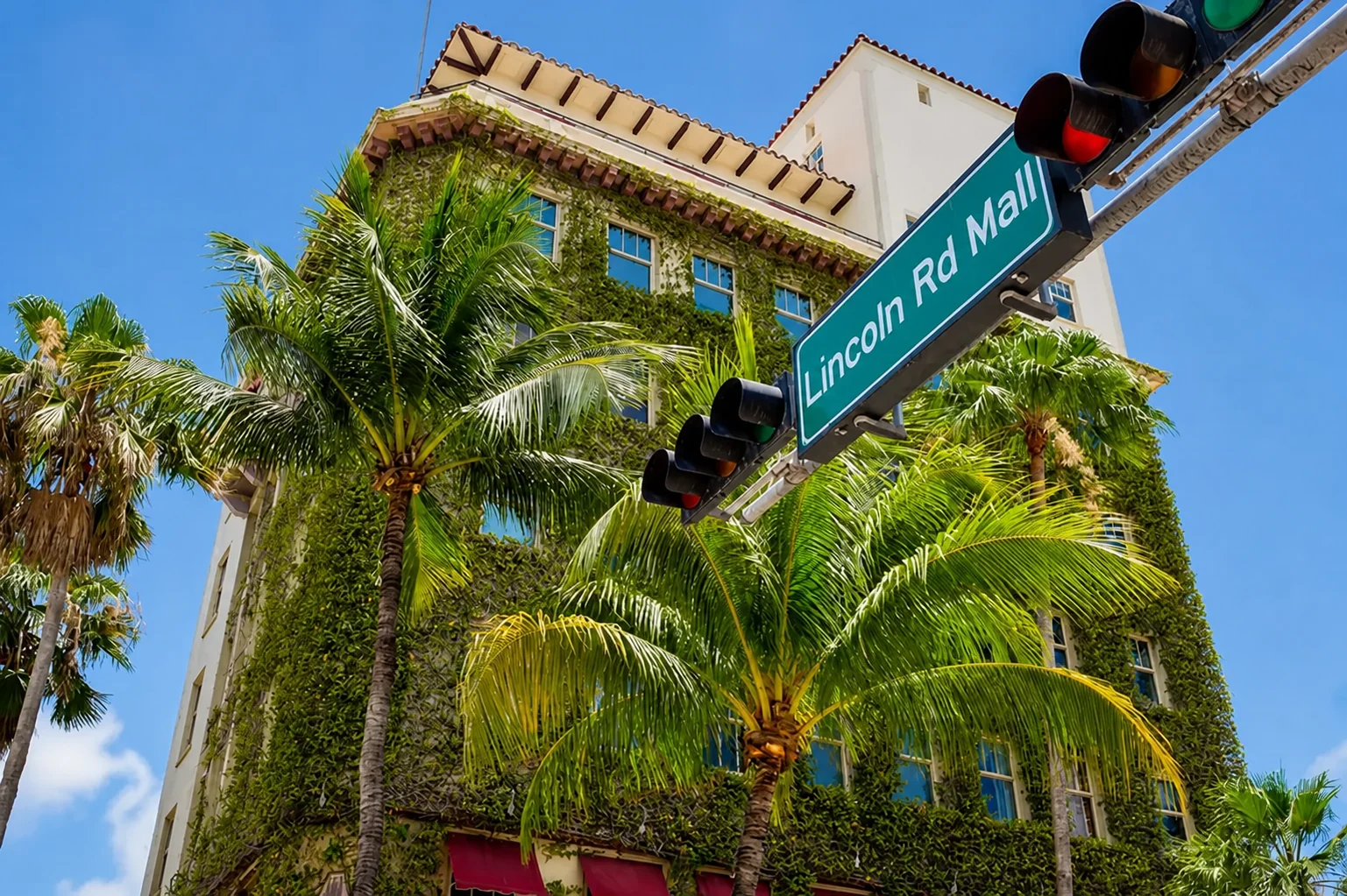 Cartel de Lincoln Road Mall entre palmeras y arquitectura histórica
