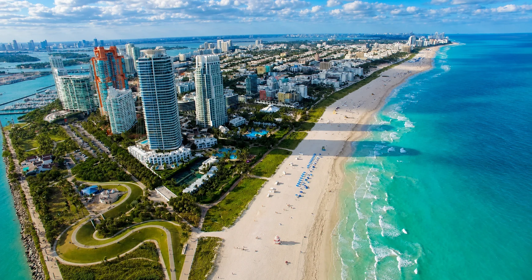Vista aérea real de South Beach, la costa y el océano
